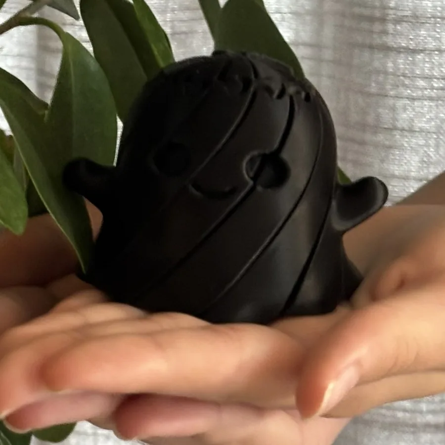 Melns 3D drukāts spoks divās plaukstās
