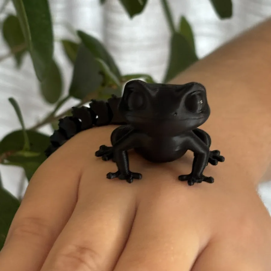Melna 3D drukāta ķirzaka ar lokanu asti